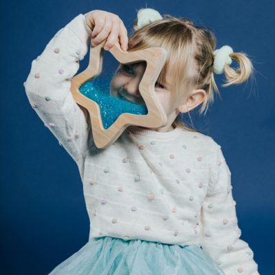 L'étoile sensorielle de Petit Boum, tout comme les populaires bouteilles sensorielles phosphorescentes, permet à votre enfant d'apprécier les effets magiques.